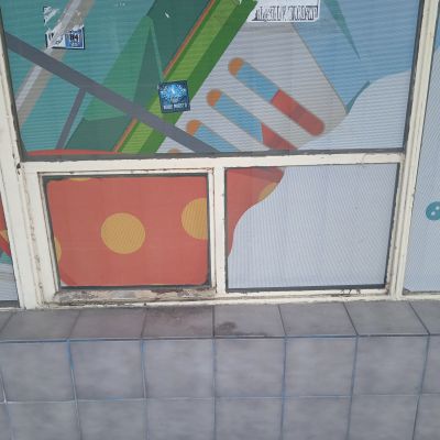 Pawilon przy ul. Hetmańskiej 35. Zachowane małe okienko służące dawniej do wydawania produkt&oacute;w lub sprzedaży. Zdjęcie BMKZ UM Rzeszowa